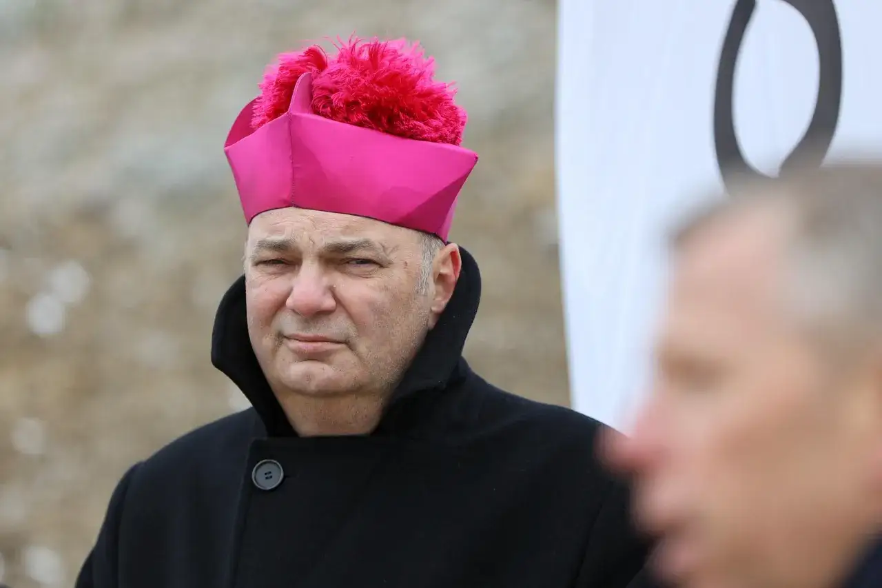 Kiedy biskup przechodzi na emeryturę? Zasady i ciekawostki o rezygnacji