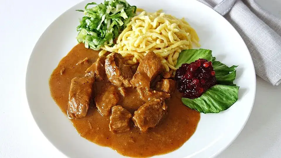 Einfaches Rezept für Kalbsgulasch – zart und lecker zubereiten