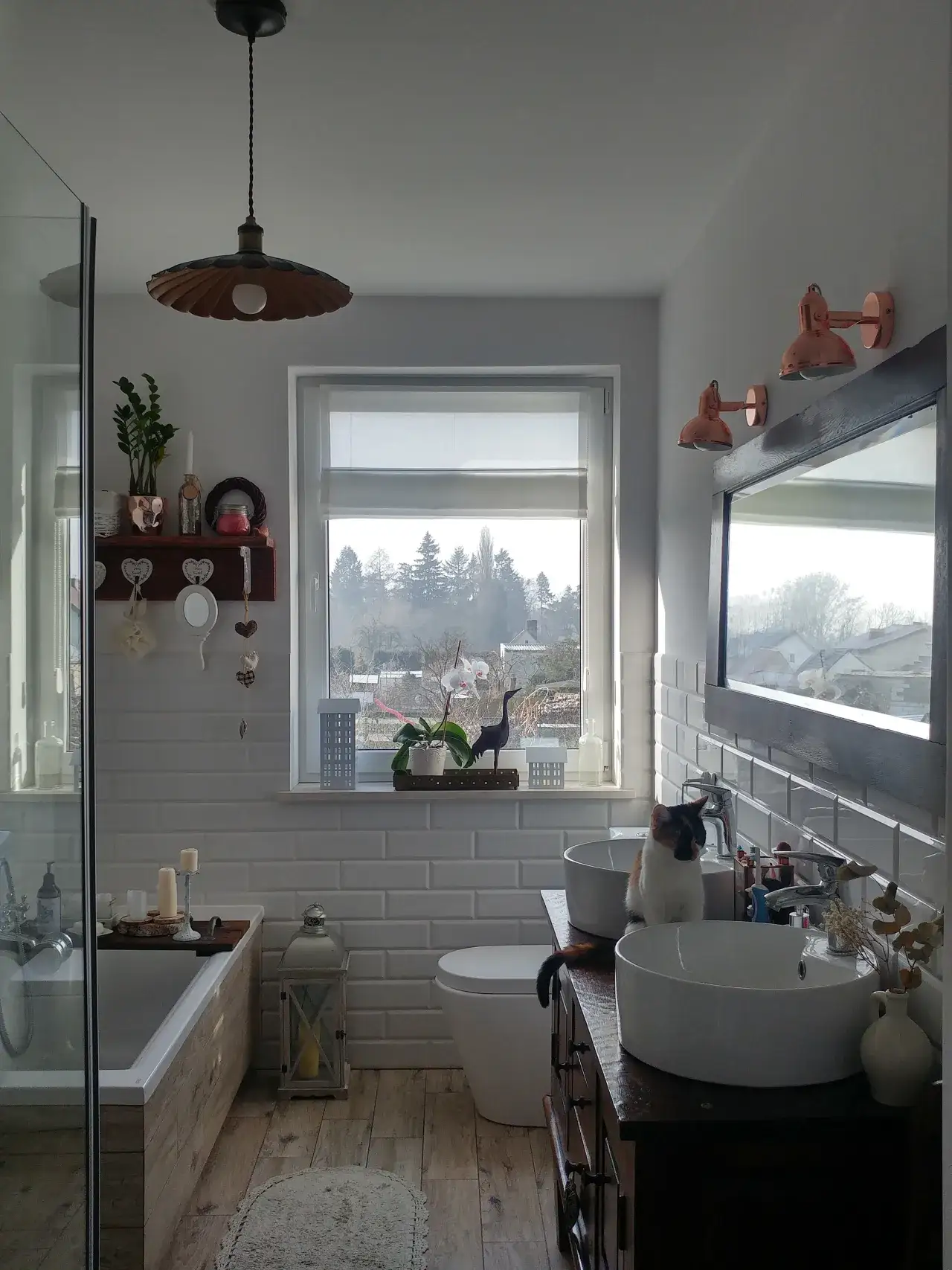 Jak udekorować okno w łazience: 8 praktycznych pomysłów