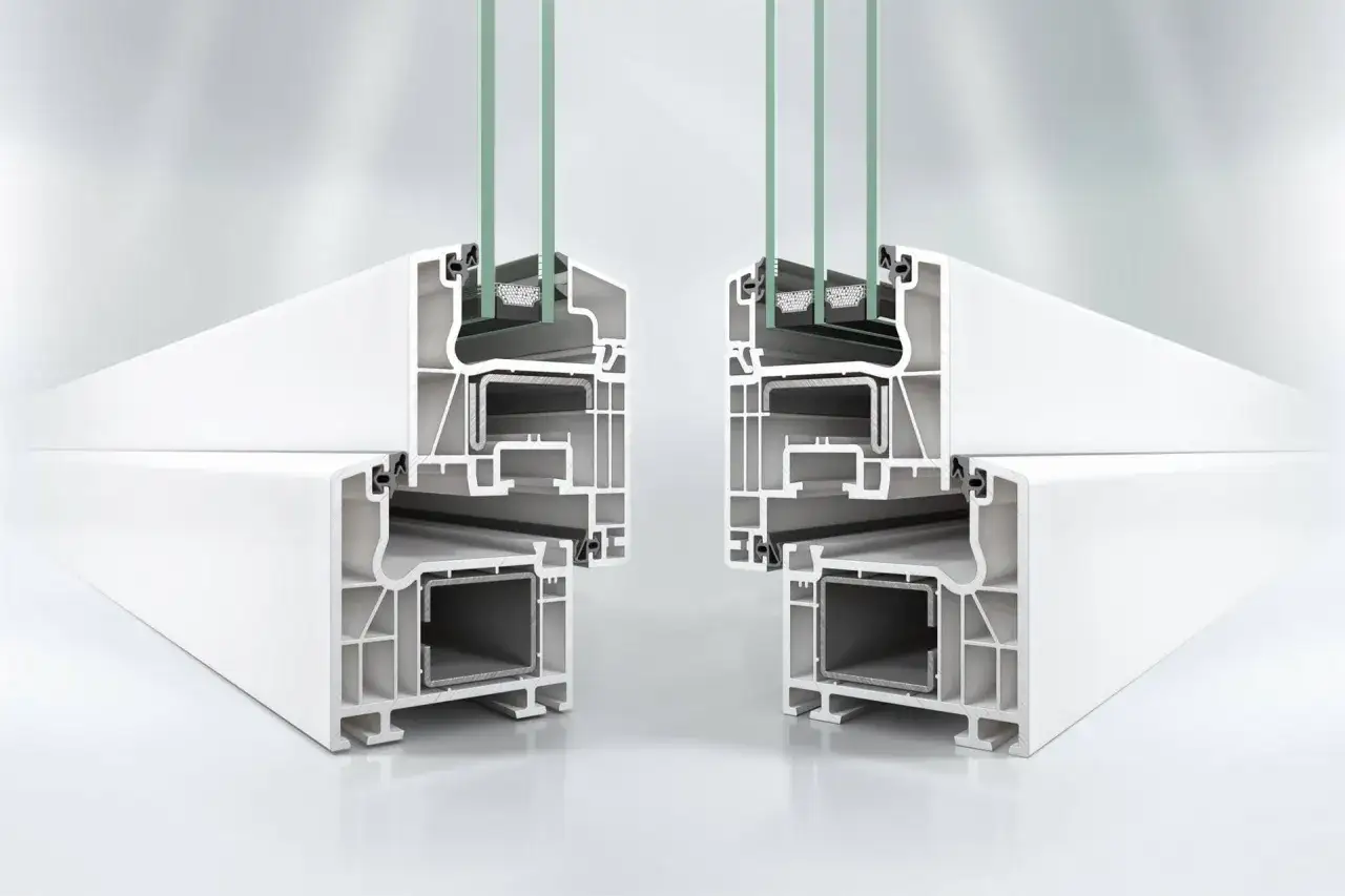 Przekrój okna dwuszybowego z widocznymi komorami profilu i szybami. Kluczowy element dla współczynnika przenikania ciepła okna dwuszybowe.