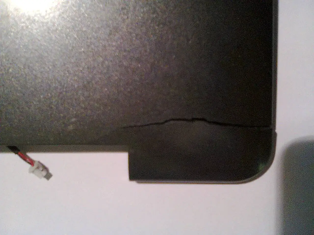 Czym skleić obudowę laptopa, aby uniknąć kosztownych napraw?