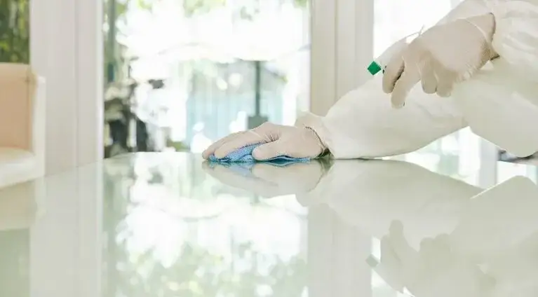 Czym myć białe meble: 7 skutecznych metod i środków czyszczenia