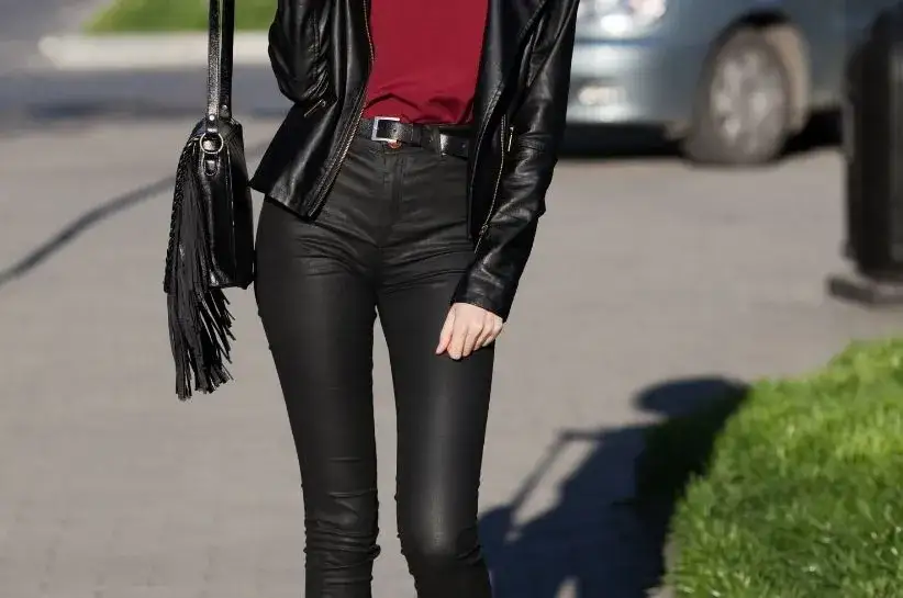 Jaką bluzkę wybrać do czarnych spodni, aby wyglądać stylowo?