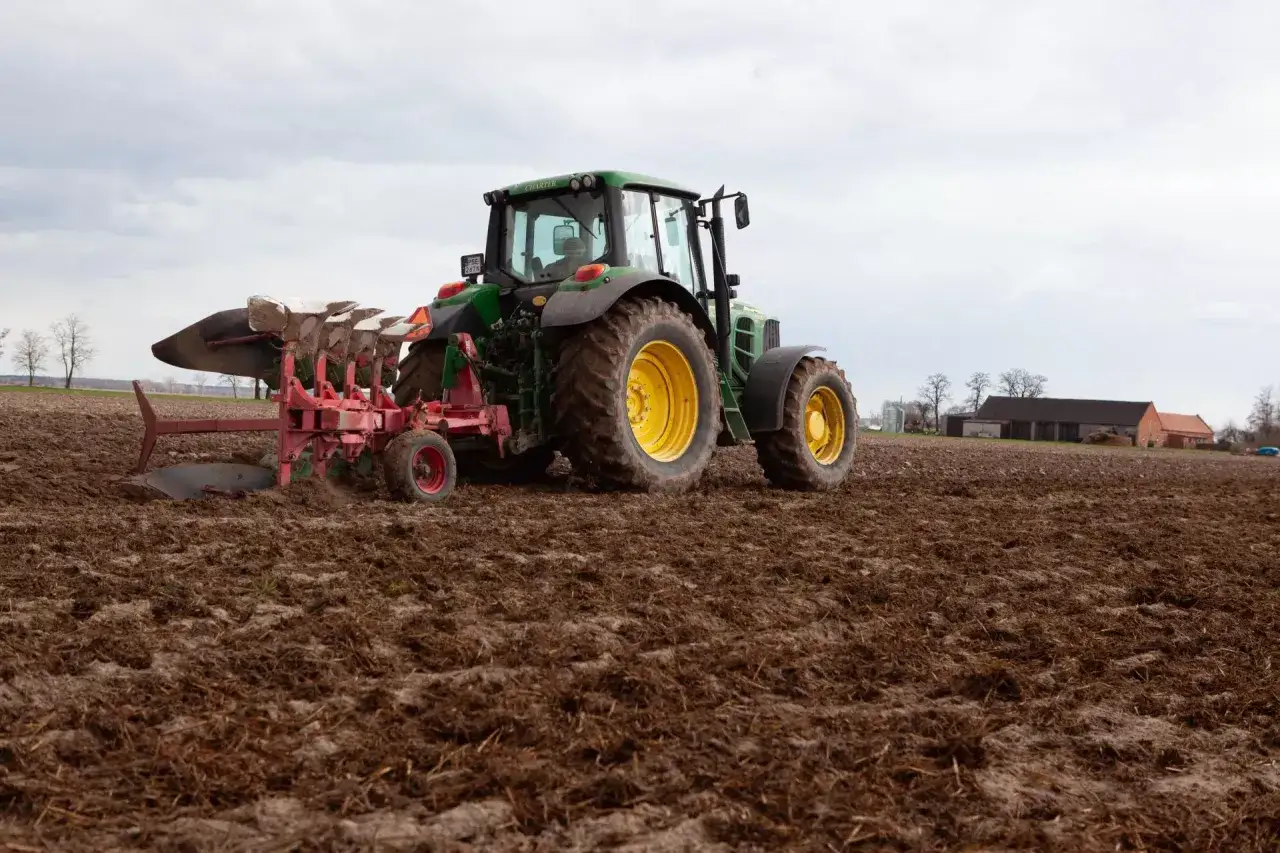 Uciążliwy obornik? Zgłoś go! Kto pomoże i jakie masz prawa?