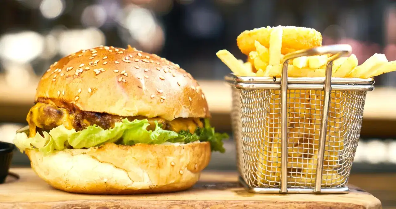 Soczysty burger z dorsza: Koniec z suchą rybą! Przepis Błażeja.