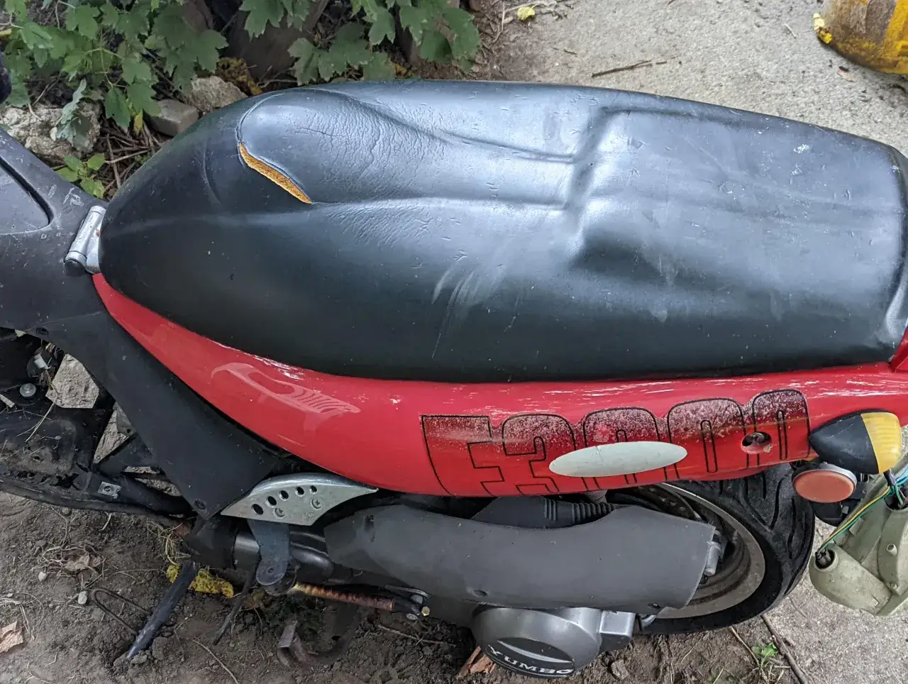 Zniszczone siedzenie skutera Peugeot. Dowiedz się, jak otworzyć siedzenie w skuterze Peugeot, aby dostać się do schowka.