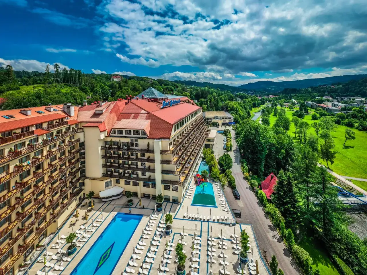 Ile kosztuje nocleg w Gołębiewskim? Pełny cennik i ukryte koszty