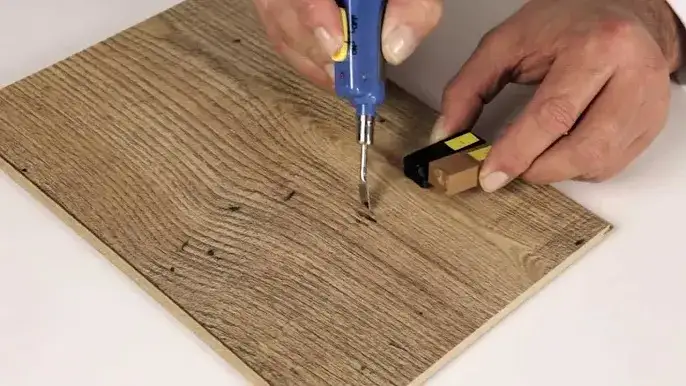 Jak naprawić dziurę w panelu - proste kroki, które uratują podłogę