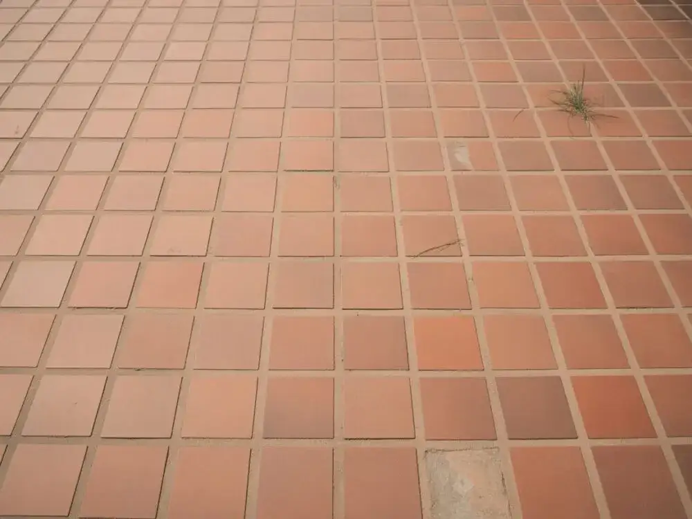 Jak położyć fugę na tarasie, aby uniknąć najczęstszych błędów?