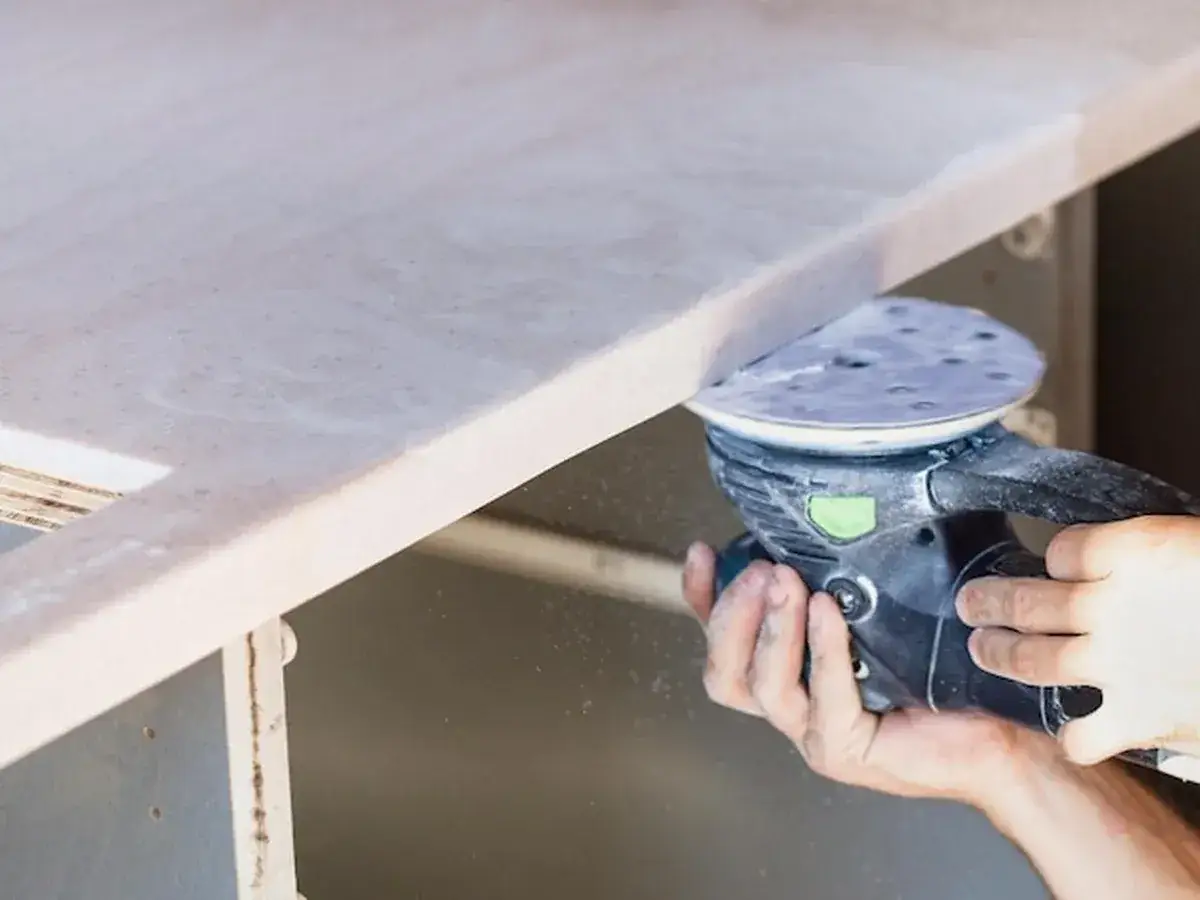 Naprawa porysowanego blatu laminowanego: Domowe triki i profesjonalne metody