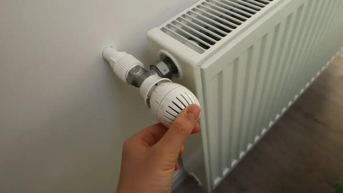 Kiedy grzeją w blokach? Sprawdź, co decyduje o sezonie grzewczym