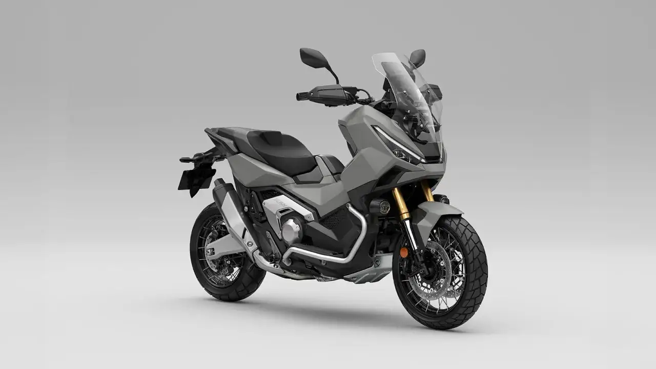 Szary skuter Honda X-ADV 750 z przygodowym zacięciem, gotowy na każdą trasę.
