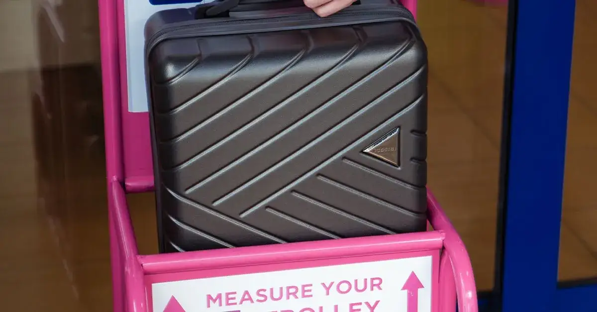 Jaki bagaż do samolotu? Oto, co musisz wiedzieć, by uniknąć problemów