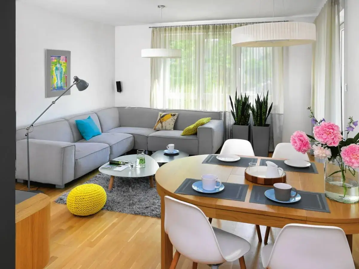 Jak urządzić salon z balkonem: 8 praktycznych porad i inspiracji