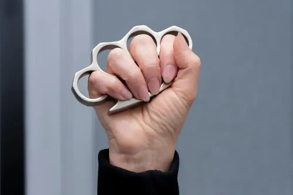 Kastet do czego służy? Poznaj jego funkcje i ryzyka użycia