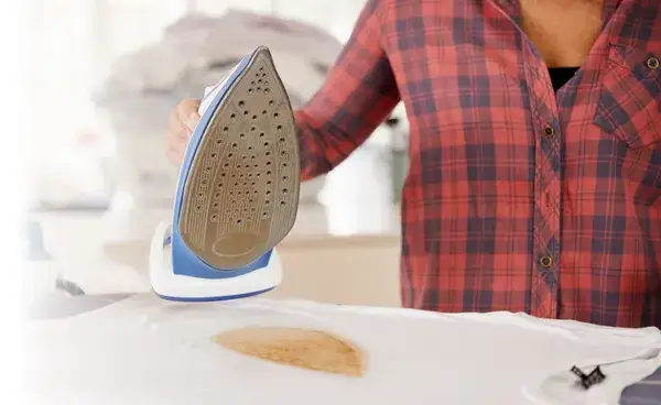 Skuteczne metody na to, czym wyczyścić spalone żelazko w domu