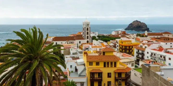 Gdzie polecieć w kwietniu? Odkryj słońce, city break i tanie hity