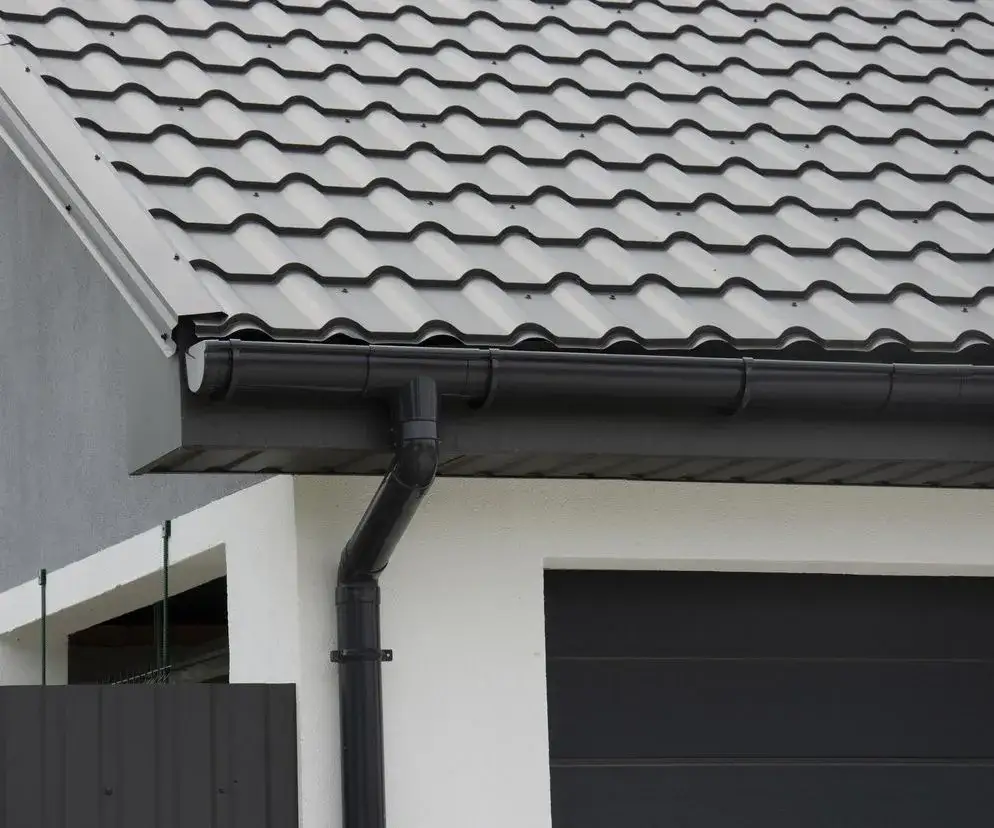 Dach antracyt – elegancki wybór, który unika blaknięcia i brudu