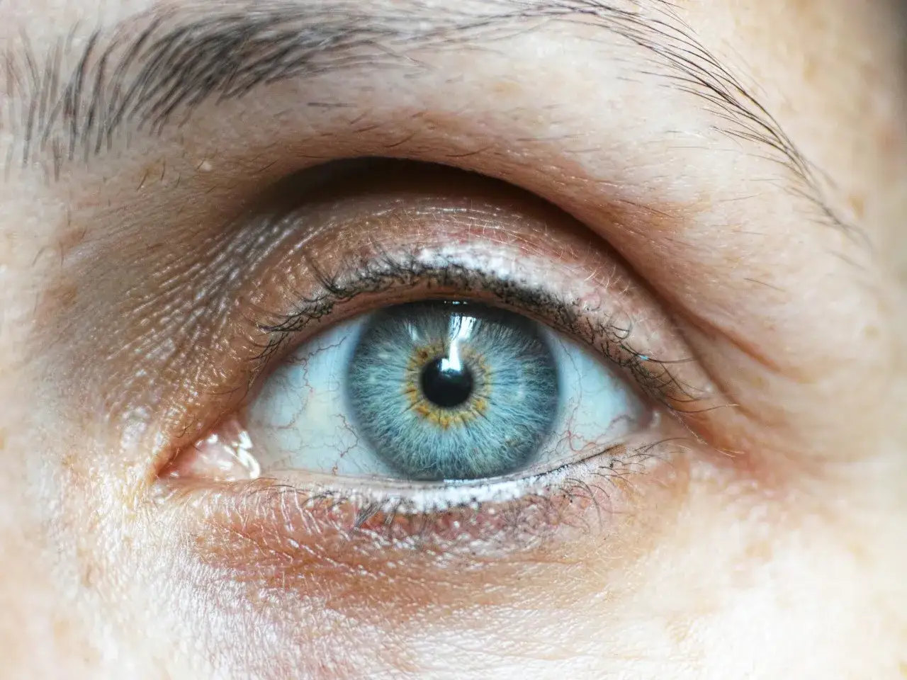 Objawy zaćmy u seniora: rozpoznaj i odzyskaj ostry wzrok!