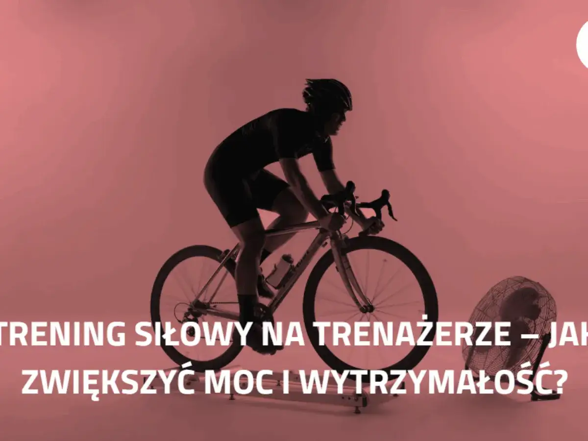 Kolarz w kasku intensywnie trenuje na trenażerze, by zwiększyć moc i wytrzymałość. Obok stoi wentylator.