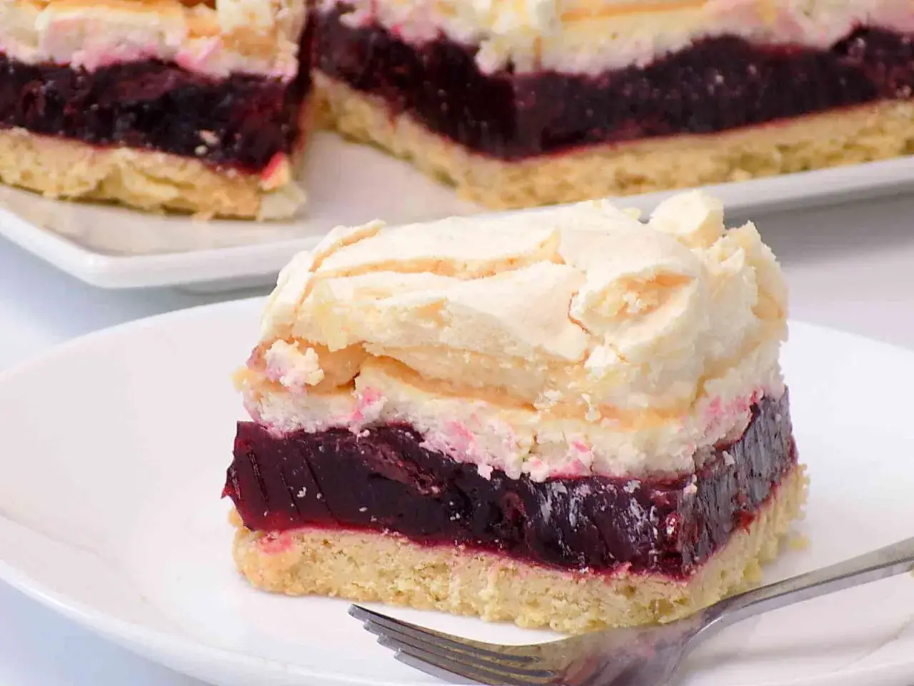 Malinowa chmurka na biszkopcie czy na kruchym – co wybrać dla smaku?