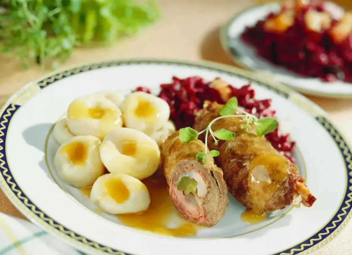 Rolada śląska z kluskami i modrą kapustą. Pyszne danie, którego rolada śląska kcal jest warta każdej kalorii.