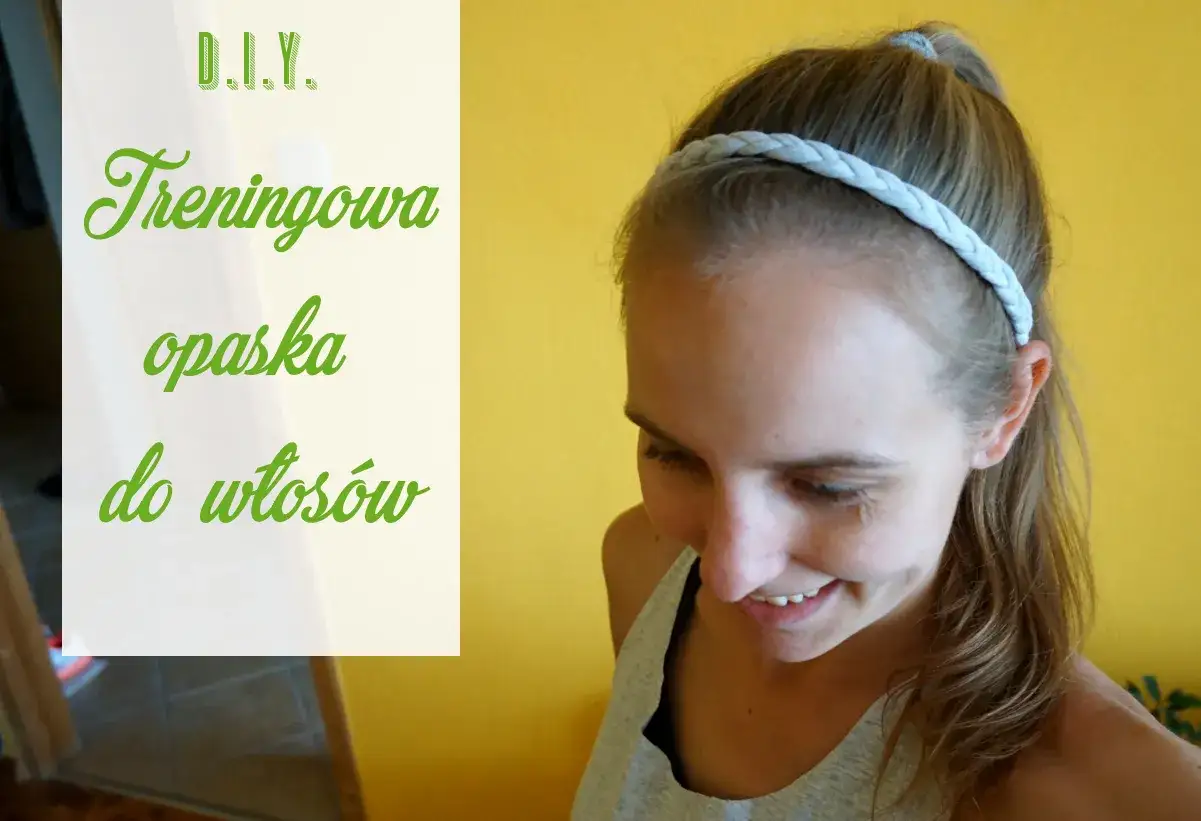 Jak zrobić opaskę na włosy? Uśmiechnięta dziewczyna prezentuje gotową, plecioną opaskę treningową.