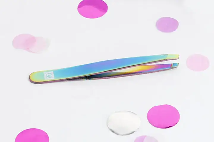 Jak samemu wyregulować brwi, by uniknąć błędów i podrażnień