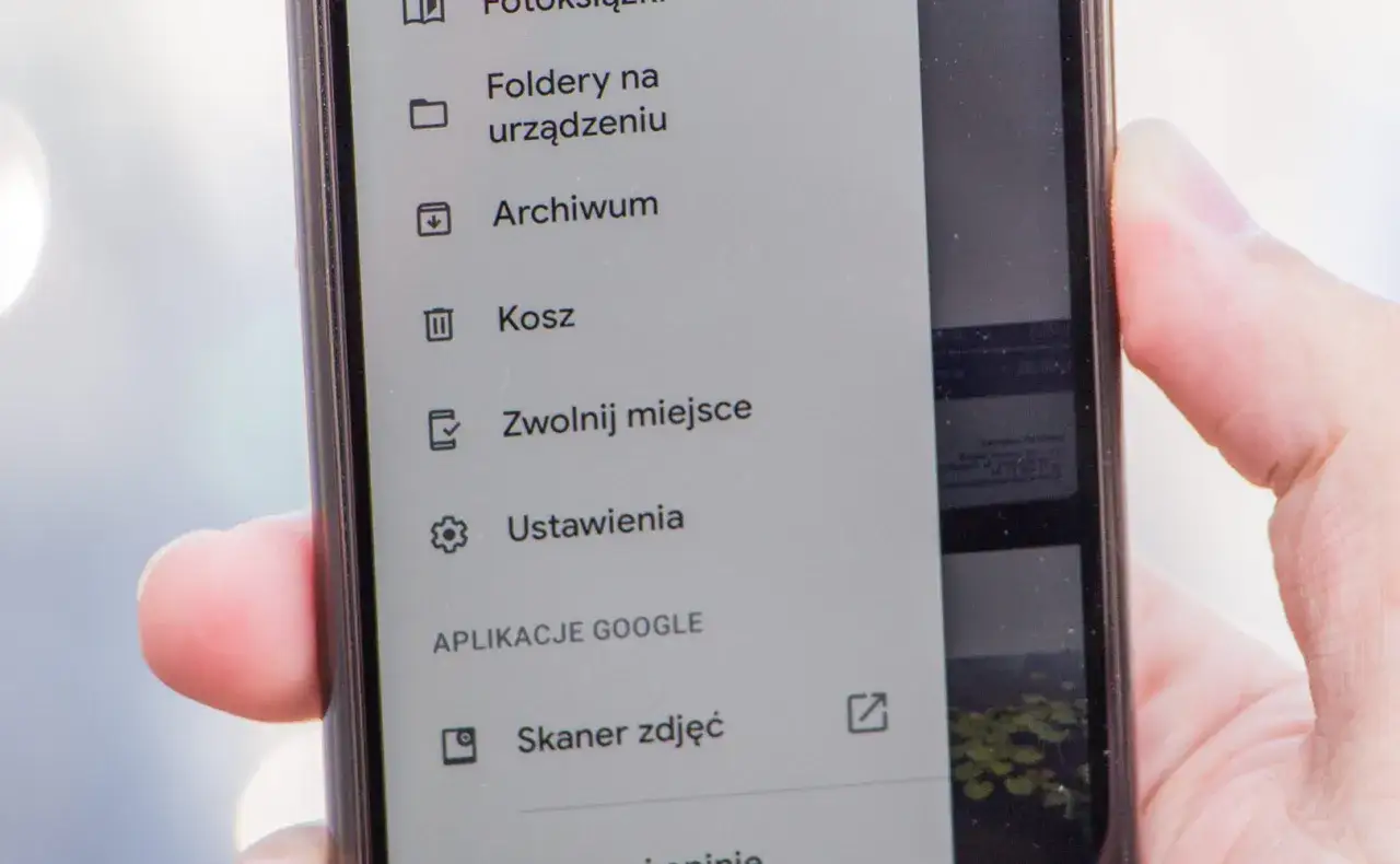 Menu aplikacji Files by Google. Widoczny jest "Kosz", gdzie trafiają usunięte pliki, oraz opcje "Foldery na urządzeniu", "Archiwum" i "Ustawienia".