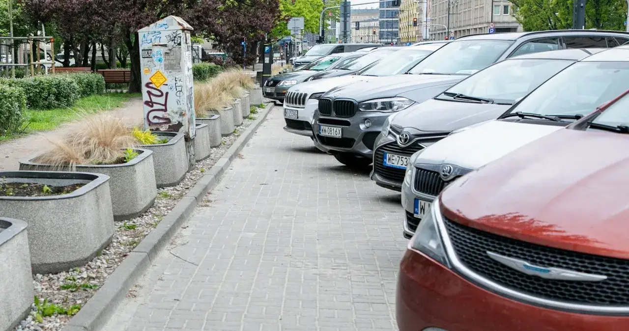 Czy niepełnosprawny może parkować na chodniku? Oto co musisz wiedzieć