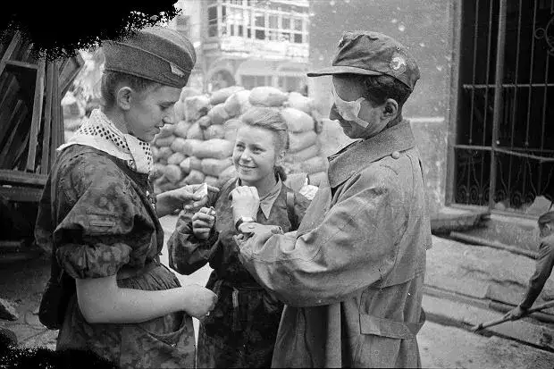 Strój powstańca warszawskiego: historia, typy ubioru i ich symbolika