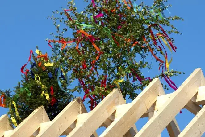 Wieniec na dachu: tradycja, znaczenie i bezpieczny montaż