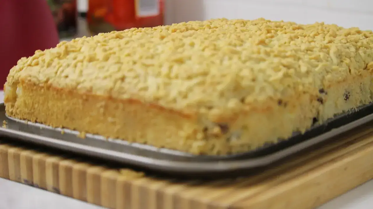 Puszysty placek z kruszonką, pyszny przykład, co można zrobić z drożdży. Idealny na deser.