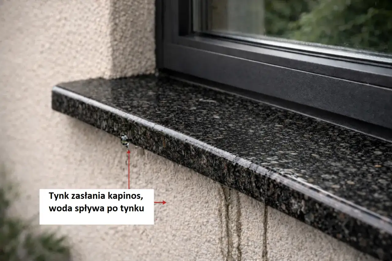 Zacieki na elewacji pod parapetem, woda spływa po tynku.