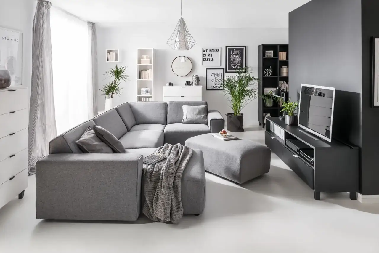 Jak urządzić salon w szarościach, by uniknąć zimnej atmosfery?