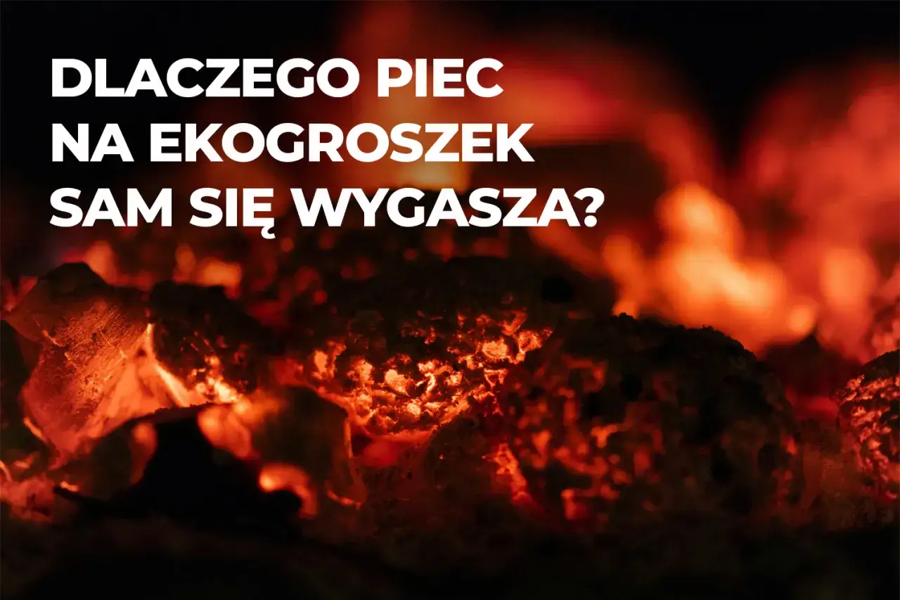 Żarzące się węgle w piecu na ekogroszek, z białym tekstem "DLACZEGO PIEC NA EKOGROSZEK SAM SIĘ WYGASZA?".
