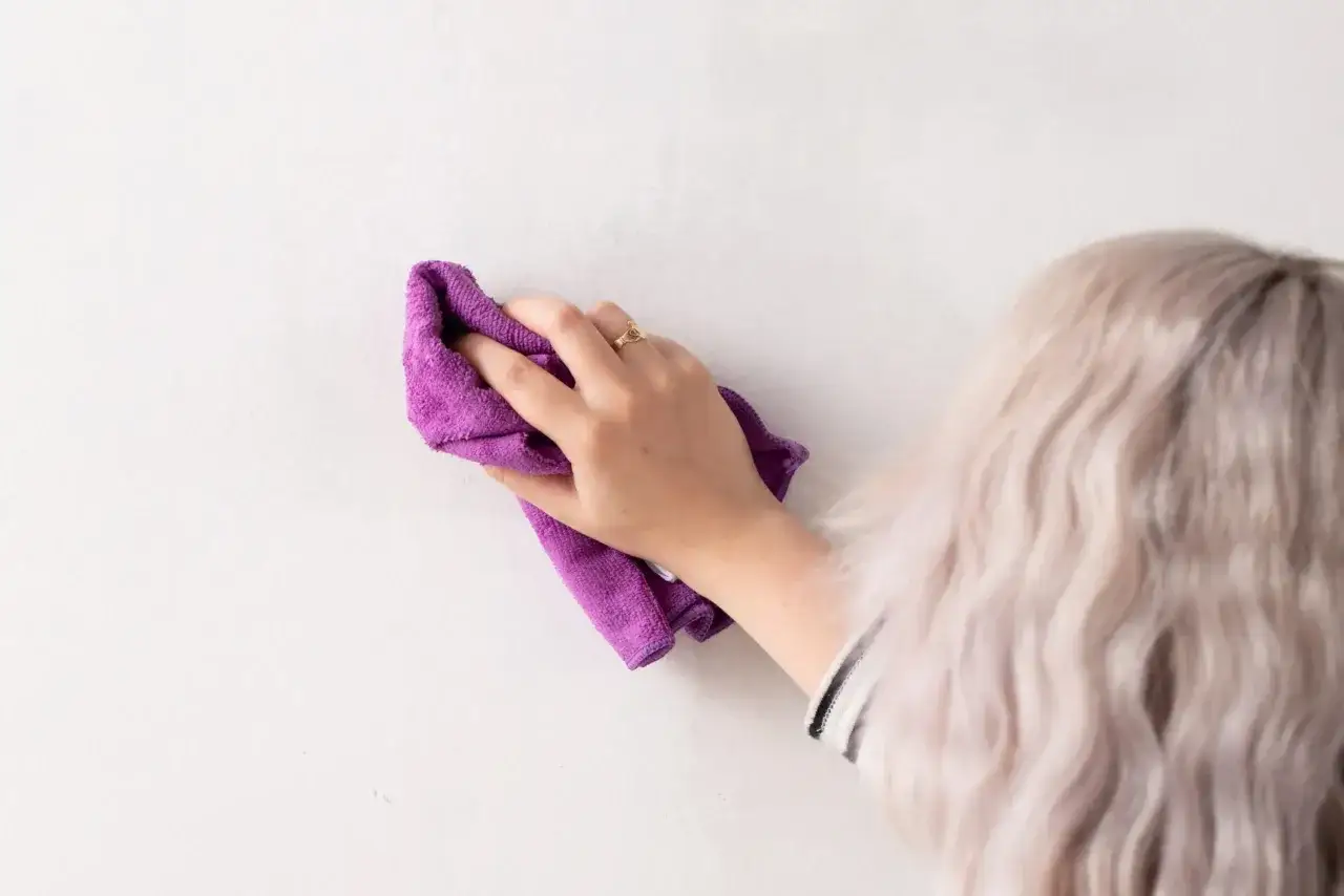 Jak usunąć klej po tapecie? Skuteczne metody na trudne resztki