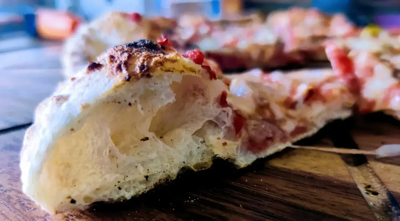 Czym posmarować spód pizzy, by uniknąć miękkości i poprawić smak