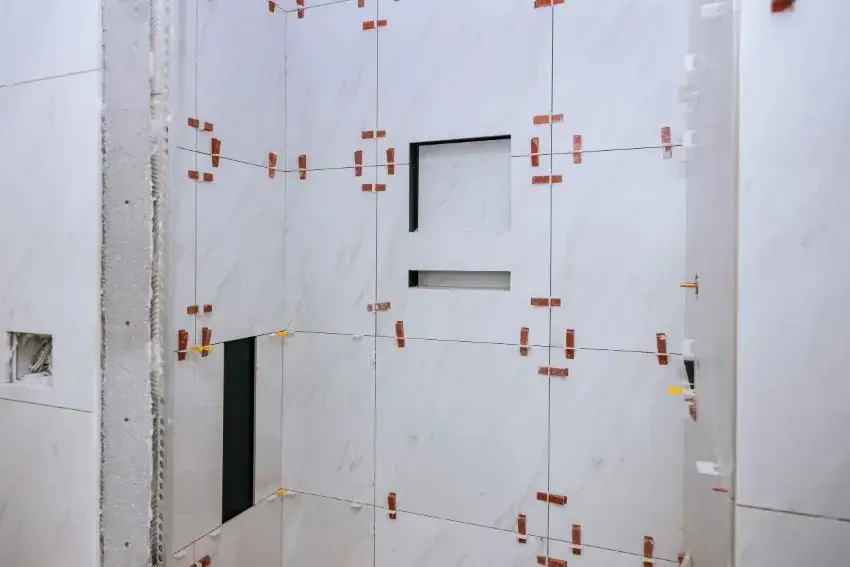 Jak położyć kafelki na kafelki i uniknąć najczęstszych błędów