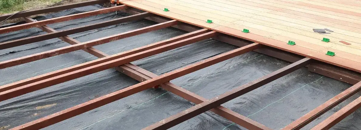 Jakie legary na podłogę? Wybierz trwałość i stabilność!