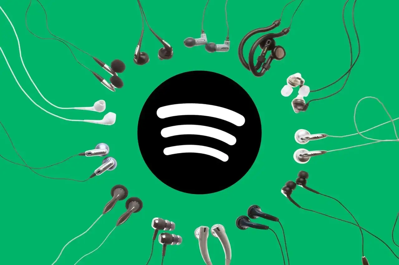 Logo Spotify otoczone przez różne rodzaje słuchawek na zielonym tle.