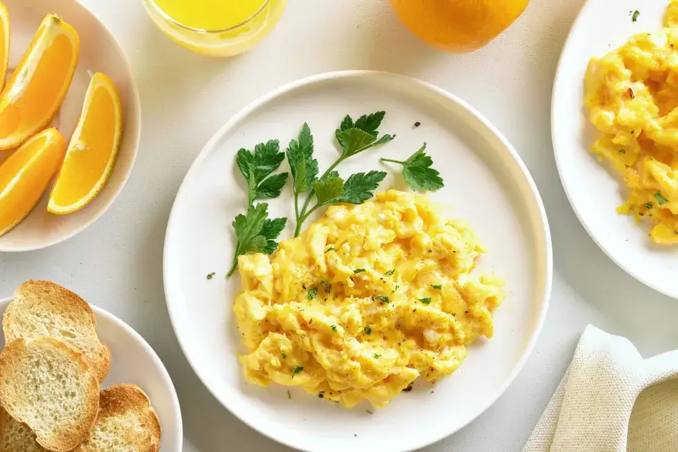 Czy jajecznica jest dietetyczna? Sprawdź prawdę o jej kaloriach