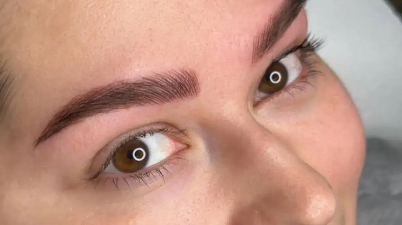 Makijaż permanentny brwi: Naturalne włoski czy są golone?