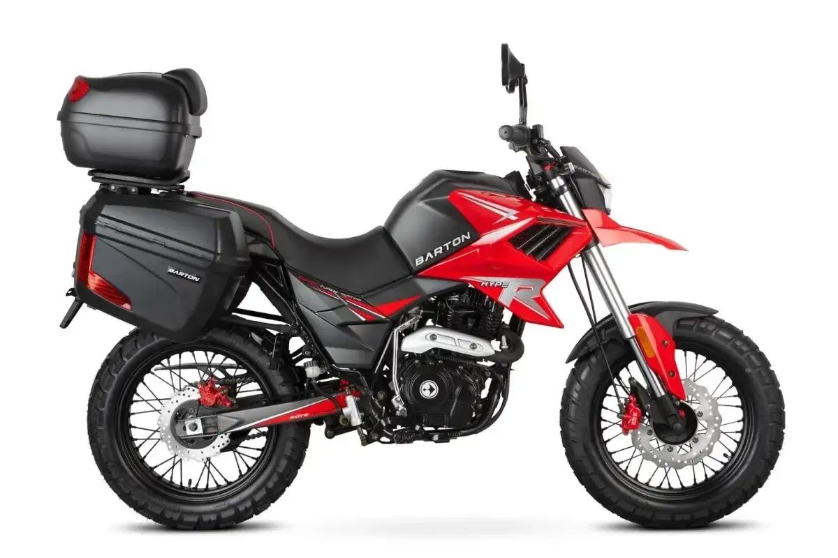 Czerwony motocykl Barton Hyper 125 z kuframi, gotowy na zwiększenie mocy i przygodę.