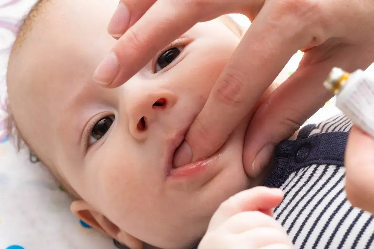 Co na swędzące dziąsła u niemowlaka? Sprawdzone sposoby na ulgę