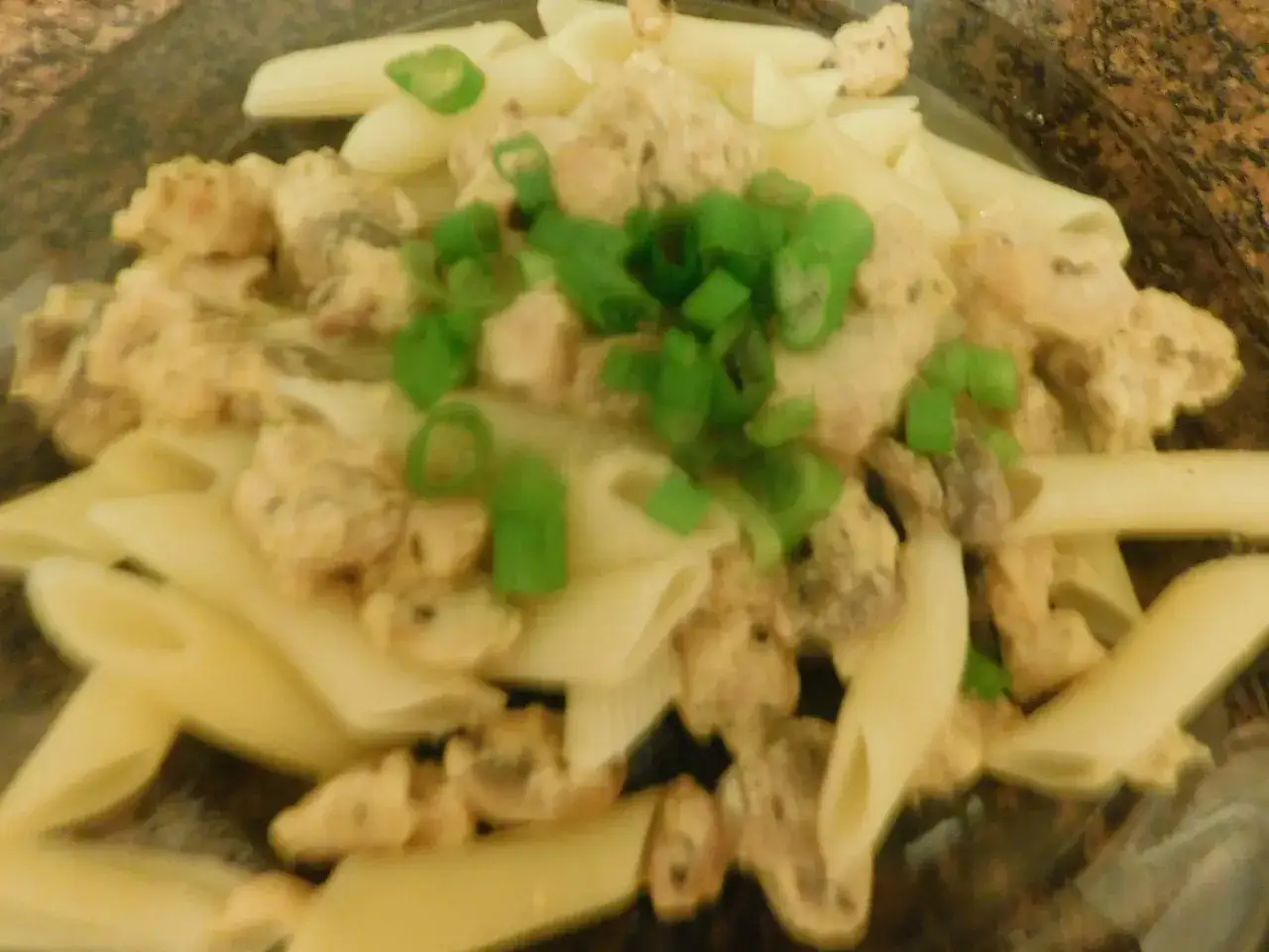 Pyszny makaron penne z kurczakiem i pieczarkami w 30 minut