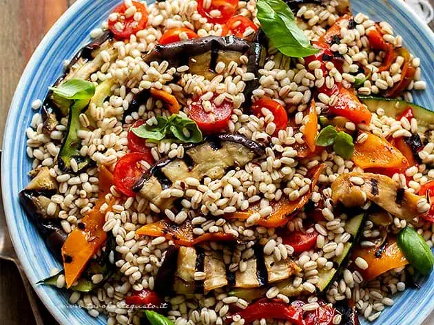 Insalata di Orzo Freddo: Ricette Facili e Varianti Gustose