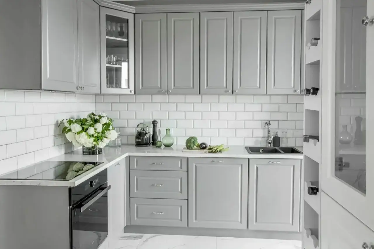 Jakie meble do małej kuchni: 5 rozwiązań, które zaoszczędzą przestrzeń