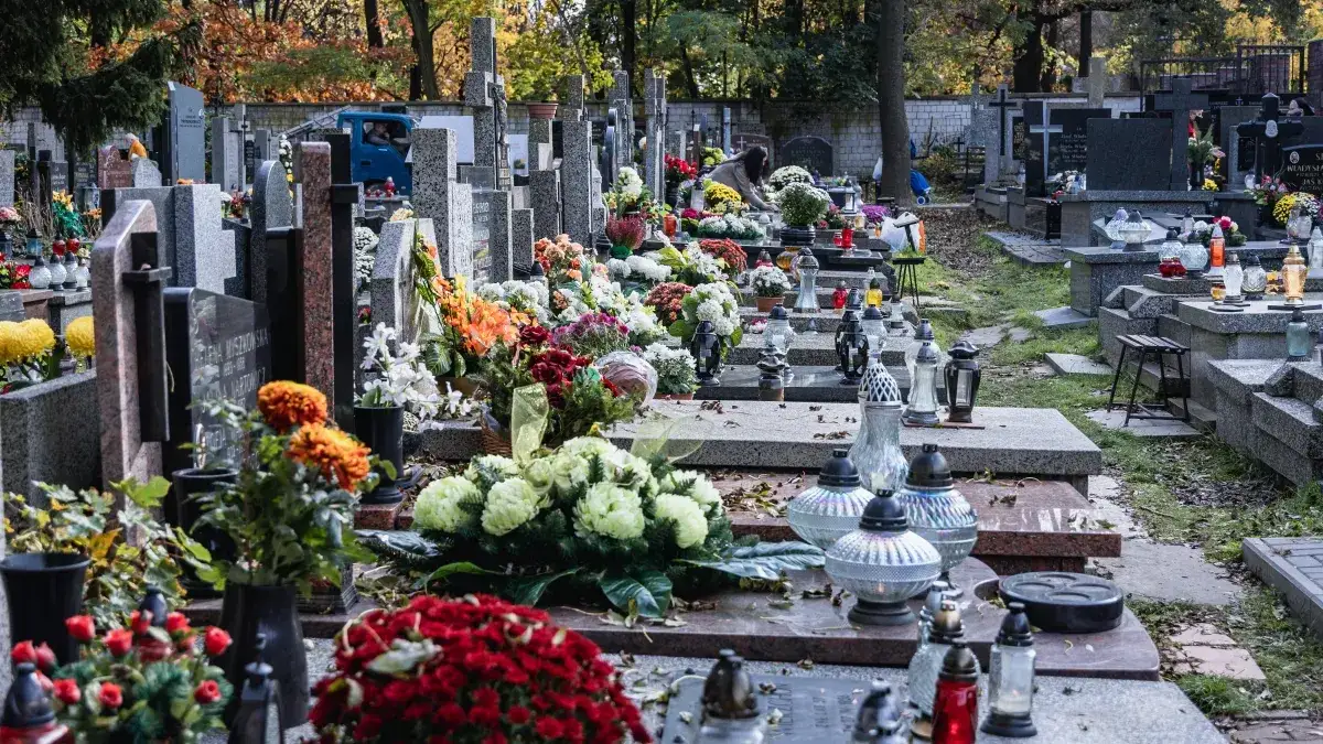 Kto jest właścicielem miejsca na cmentarzu? Poznaj swoje prawa i obowiązki