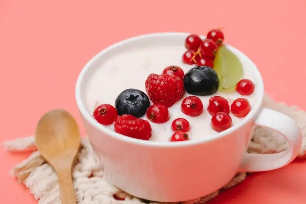 Czy skyr owocowy jest zdrowy? Sprawdź, co musisz wiedzieć o jego składzie